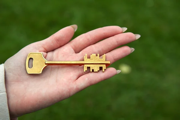 Παραδίδοντας το κλειδί για νέες κατοικίες — Φωτογραφία Αρχείου