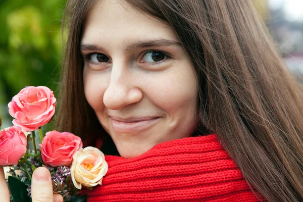 Uttrycksfulla porträtt av en ung glad flicka med rosor — Stockfoto