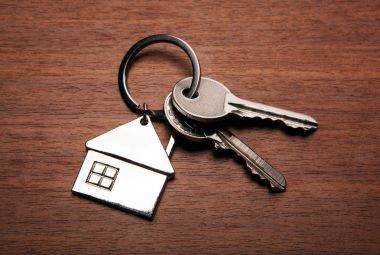 anahtar taşı--dan bir ev şeklinde bir anahtarlık ile daire