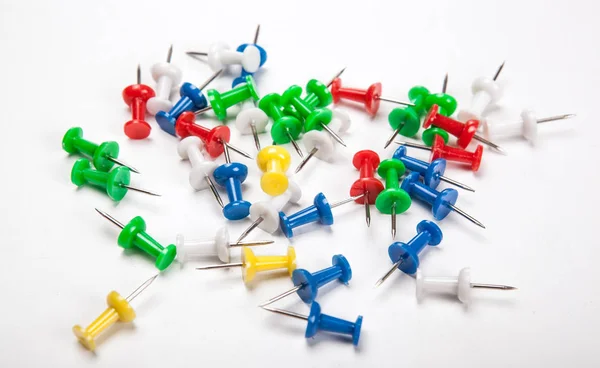 Uppsättning av push pins i olika färger — Stockfoto