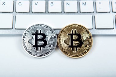 bitcoin beyaz dizüstü klavye üzerinde yılının iki sikke