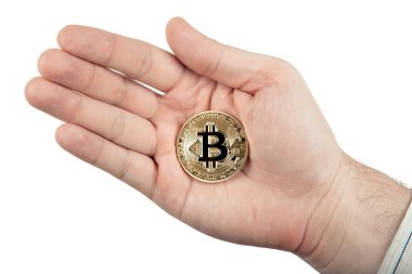 bitcoin beyaz bir arka plan üzerinde bir adam elinde bir jeton