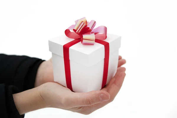 Női kéz ad ön egy ajándék doboz — Stock Fotó