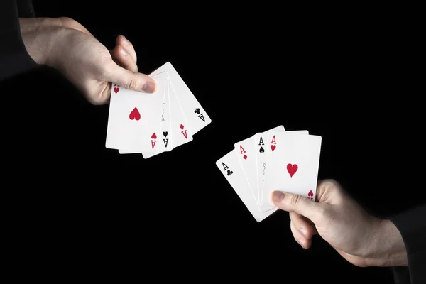 Manos masculinas tienen un fan de jugar a las cartas ases — Foto de Stock