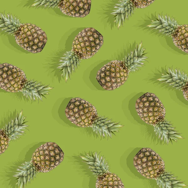 Groene achtergrond met foto van rijpe ananas — Stockfoto