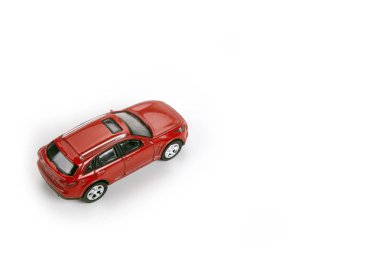 Beyaz arka plan closeup kırmızı araba modeli