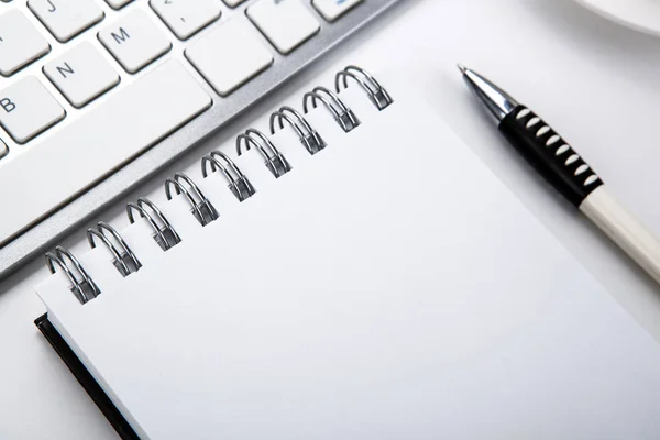 Geschäftsstillleben eines Notebooks und einer Tastatur auf dem Desktop — Stockfoto