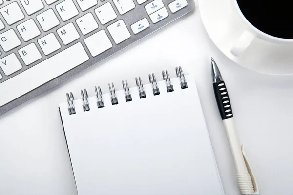 Business stilleben av en anteckningsbok, kaffekopp och tangentbordet på th — Stockfoto