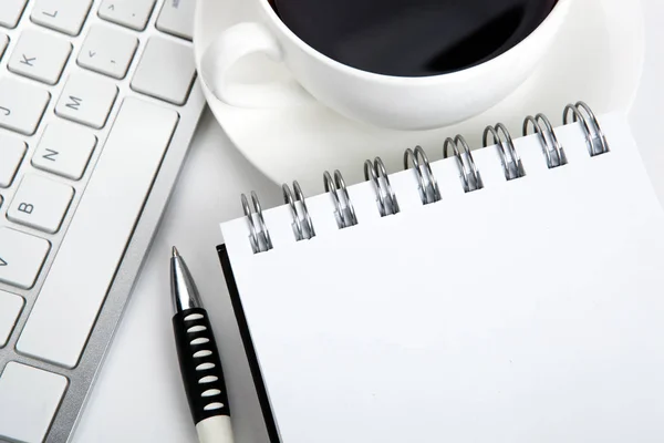 Geschäftsstillleben von Notizbuch, Kaffeetasse und Tastatur auf dem Tisch — Stockfoto