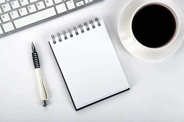 Bir defter, kahve fincanı ve th üzerinde klavye iş natürmort — Stok fotoğraf