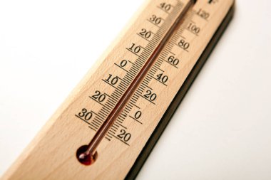 Beyaz masa üzerinde duvara termometre