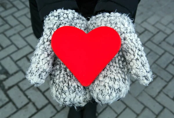 Czerwone serce Zarejestruj w rękach rękawiczki — Zdjęcie stockowe