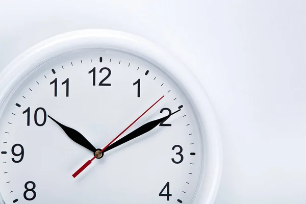 Big round clock face on a white table closeup — Stock Photo, Image