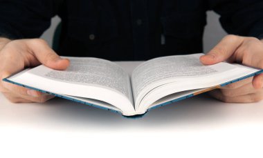 Adamın elleri ve kitap bir şey arayan adam