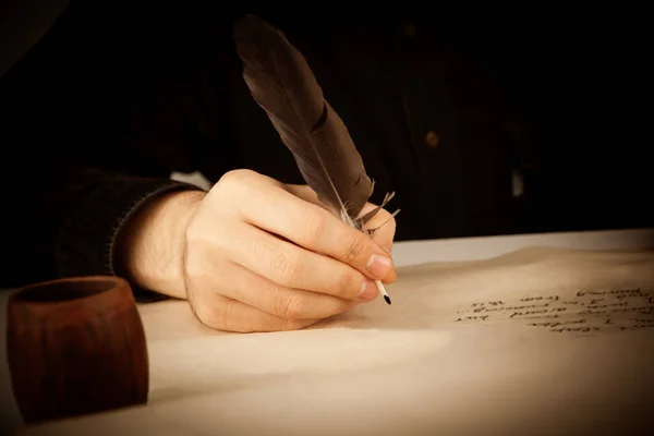 Scrittore tiene una penna stilografica su carta da scrivere e la scrittura p — Foto Stock