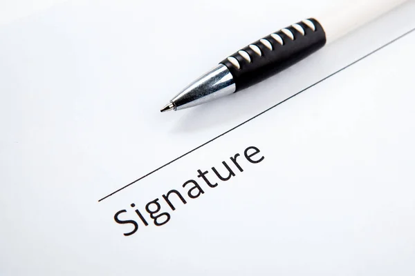 Un document avec une place pour une signature et un stylo — Photo