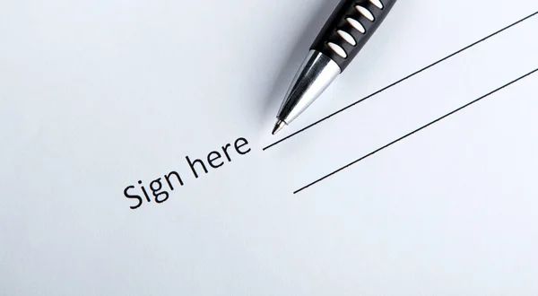 Ένα έγγραφο με μια θέση για μια υπογραφή και ένα στυλό — Φωτογραφία Αρχείου