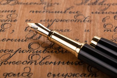 mürekkep metin li kağıt üzerine dolma kalem