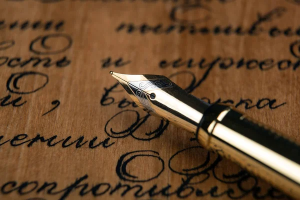 Πένα σε χαρτί με κείμενο μελανιού — Φωτογραφία Αρχείου