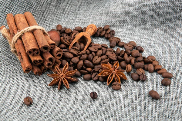 Teplá pražená kávová zrna na lopatce a zblízka — Stock fotografie
