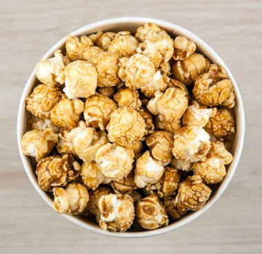 Şekerli patlamış mısır manzaralı büyük karton bardak.