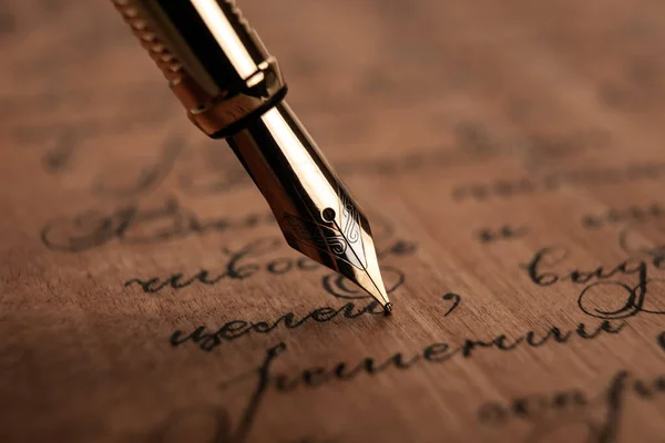 Πένα Στυλό Χαρτί Μελάνι Κείμενο Στο Ξύλινο Γραφείο Closeup — Φωτογραφία Αρχείου