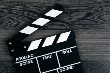 Ahşap masa manzaralı beyaz yazıtlı siyah film alkışı