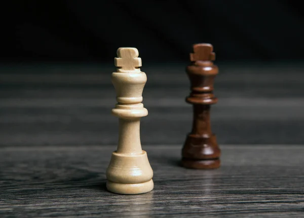 Schachkönige Auf Hölzernem Hintergrund — Stockfoto