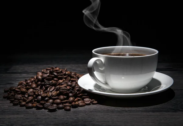 Xícara Café Quente Grãos Café Torrados Uma Mesa Madeira — Fotografia de Stock