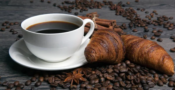 Bir Fincan Sıcak Kahve Kavrulmuş Kahve Çekirdekleri Yakın Plan Kruvasanlar — Stok fotoğraf