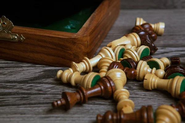 Peças Xadrez Espalhadas Com Tabuleiro Xadrez Fundo Madeira Perto — Fotografia de Stock