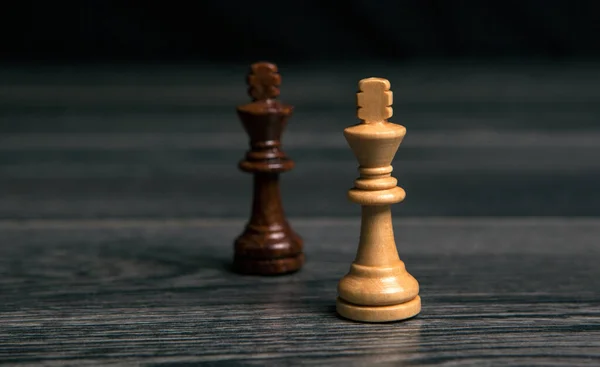 Schachkönige Auf Hölzernem Hintergrund — Stockfoto