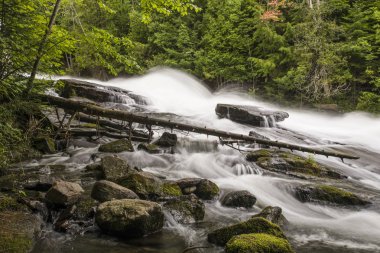 Uzun pozlama fotoğrafını ayran Haliburton Ontario, Kanada'da düşüyor. Boshkung Gölü için üst alt salonları Lake bu şelale bağlanır.