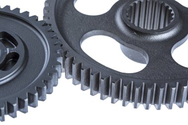 Beyaz bir arka plan üzerinde iki birbirine metal Dişliler detayını yakından.