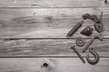 Kopya için oda bir sürü bir rustik ahşap zemin üzerine paslı metal parçalar bir grup organize.