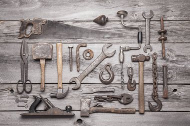 Bir grup vintage araç gri barnboard bir arka plan üzerinde görüntülenir.