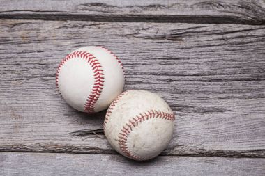 Rustik ahşap arka plan aşınmış Beyzbol topları oturup bir çift.