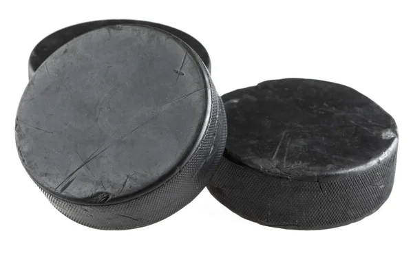 Een Stapel Van Drie Gebruikte Hockey Pucks Geïsoleerd Een Witte — Stockfoto