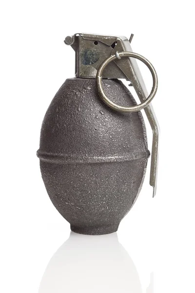 Beyaz bir arka plan üzerinde eski bir yeşil el bombası.