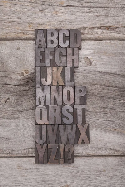 Ein Alphabet Aus Holzbuchstaben Auf Rustikalem Holzgrund — Stockfoto