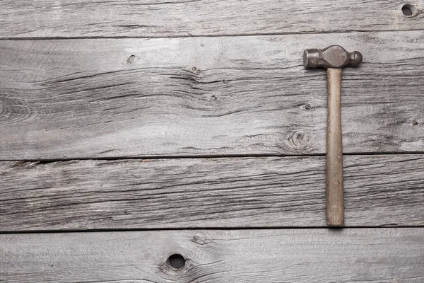 Ein Alter Kugelhammer Auf Rustikalem Holzgrund Mit Viel Platz Für Stockbild