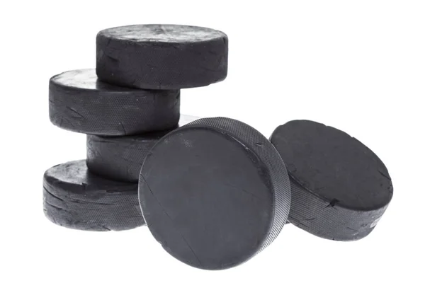 Ein Haufen Gut Gebrauchter Hockeypucks Auf Weißem Hintergrund lizenzfreie Stockfotos