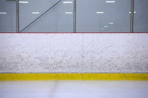Ein Strammer Schuss Mit Ausgedienten Hockeybrettern Einer Freizeit Hockeyhalle lizenzfreie Stockbilder