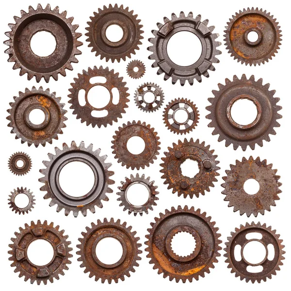 Beyaz bir arka plan üzerinde izole paslı metal Dişliler büyük bir set.