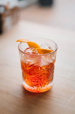 Parlak narenciye kokteylini ahşap bir masada tazeliyorum. Yakın plan..