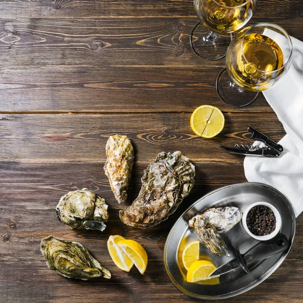 Ostras Frescas Limones Composición Hielo Sobre Una Mesa Madera Espacio — Foto de Stock