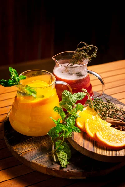 Ahşap bir masada naneli ve baharatlı Aromatik çilek çayı..