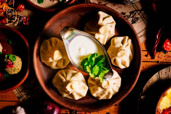 Lezzetli taze khinkali ve yanında birkaç yemek daha. Gürcistan mutfağı.