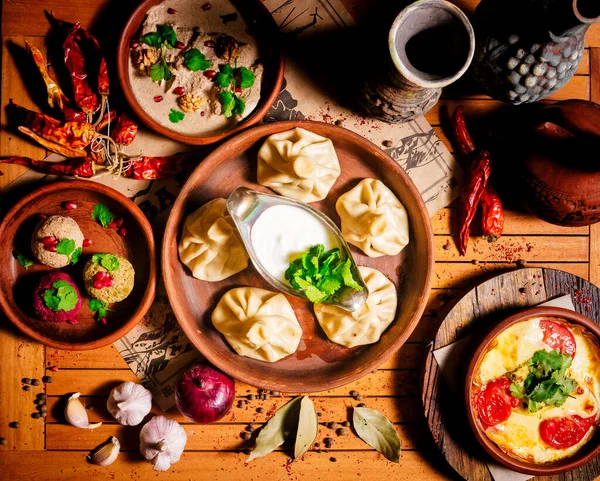 Lezzetli taze khinkali ve yanında birkaç yemek daha. Gürcistan mutfağı.