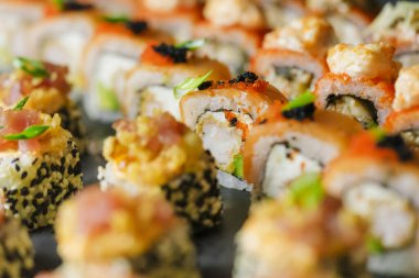 Lezzetli suşi dürümlerinin makro çekimi..